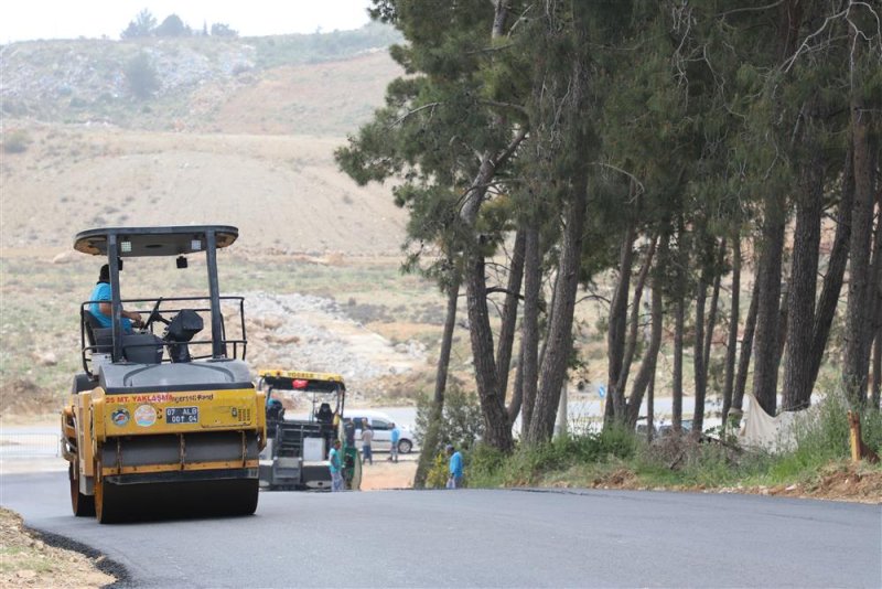 Türkler mahallesi’nde deliktaş- akdam yolu sıcak asfaltla buluştu