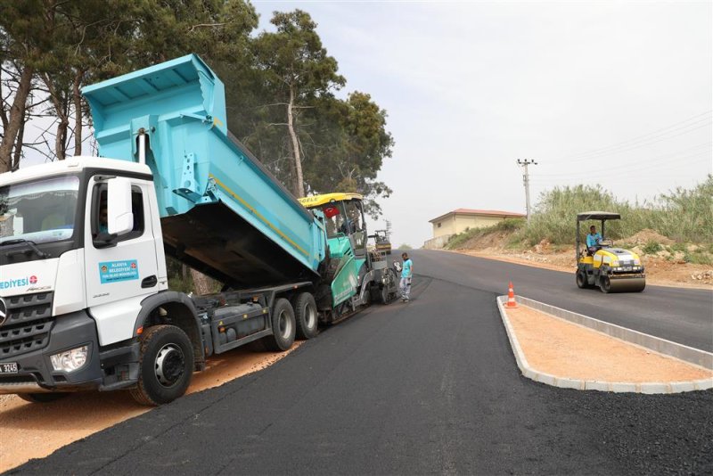 Türkler mahallesi’nde deliktaş- akdam yolu sıcak asfaltla buluştu