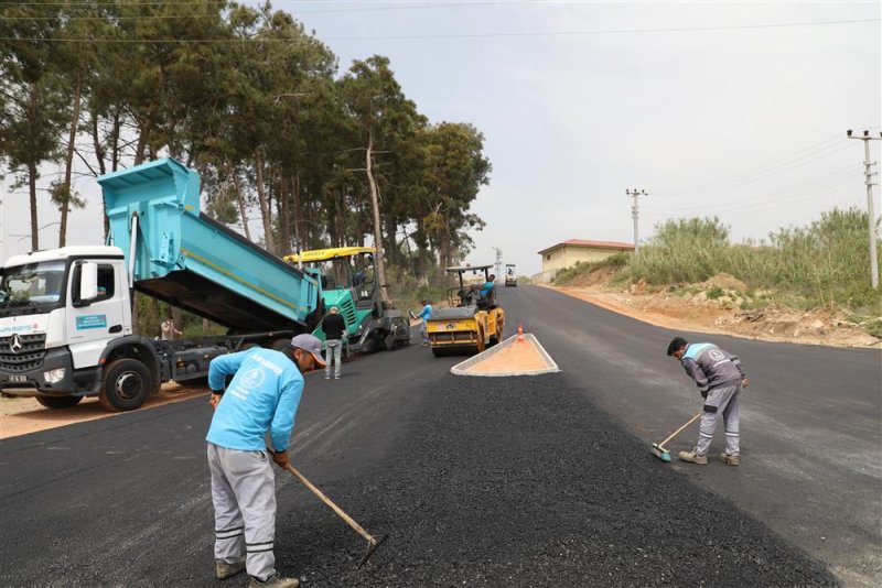 Türkler mahallesi’nde deliktaş- akdam yolu sıcak asfaltla buluştu