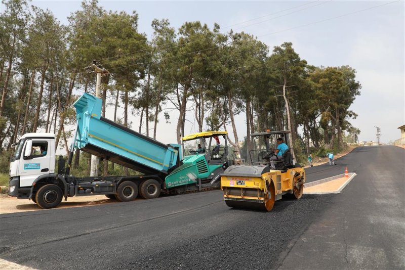 Türkler mahallesi’nde deliktaş- akdam yolu sıcak asfaltla buluştu