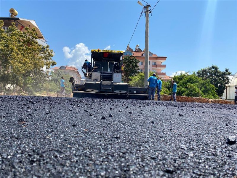 Yeni açılan yollar asfaltlanıyor