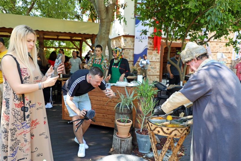 10 ülkeden gelen fenomenler alanya’yı tanıtıyor