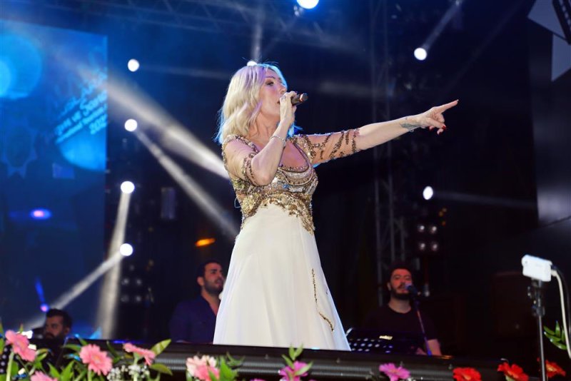 20. alanya uluslararası turizm ve sanat festivali’nin ilk gününde seda sayan’dan muhteşem konser