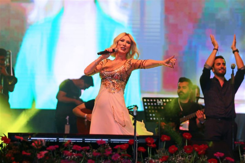 20. alanya uluslararası turizm ve sanat festivali’nin ilk gününde seda sayan’dan muhteşem konser