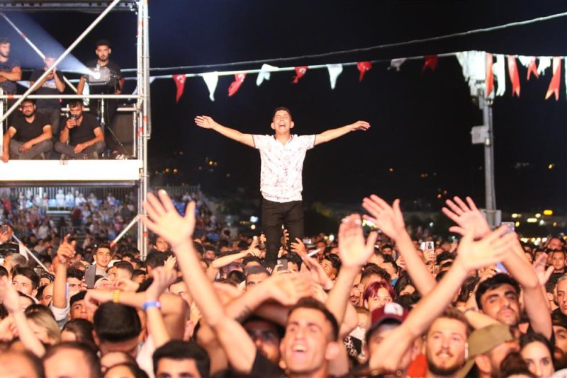 20. alanya uluslararası turizm ve sanat festivali’nin ilk gününde seda sayan’dan muhteşem konser