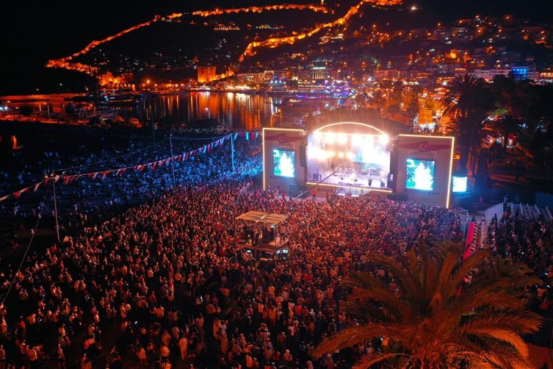 20. alanya uluslararası turizm ve sanat festivali’nin ilk gününde seda sayan’dan muhteşem konser