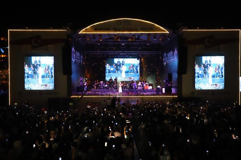 20. alanya uluslararası turizm ve sanat festivali’nin ilk gününde seda sayan’dan muhteşem konser