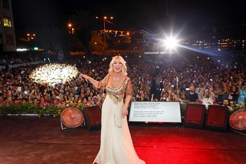 20. alanya uluslararası turizm ve sanat festivali’nin ilk gününde seda sayan’dan muhteşem konser