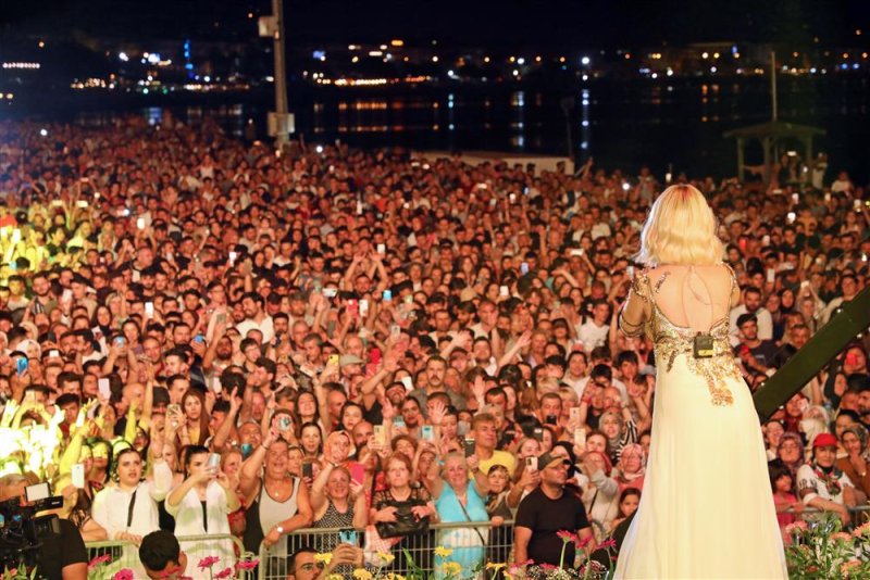 20. alanya uluslararası turizm ve sanat festivali’nin ilk gününde seda sayan’dan muhteşem konser