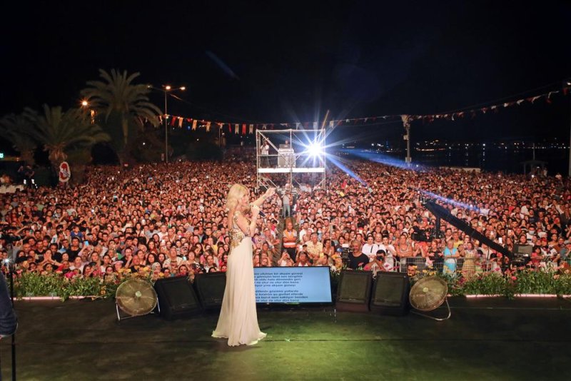 20. alanya uluslararası turizm ve sanat festivali’nin ilk gününde seda sayan’dan muhteşem konser