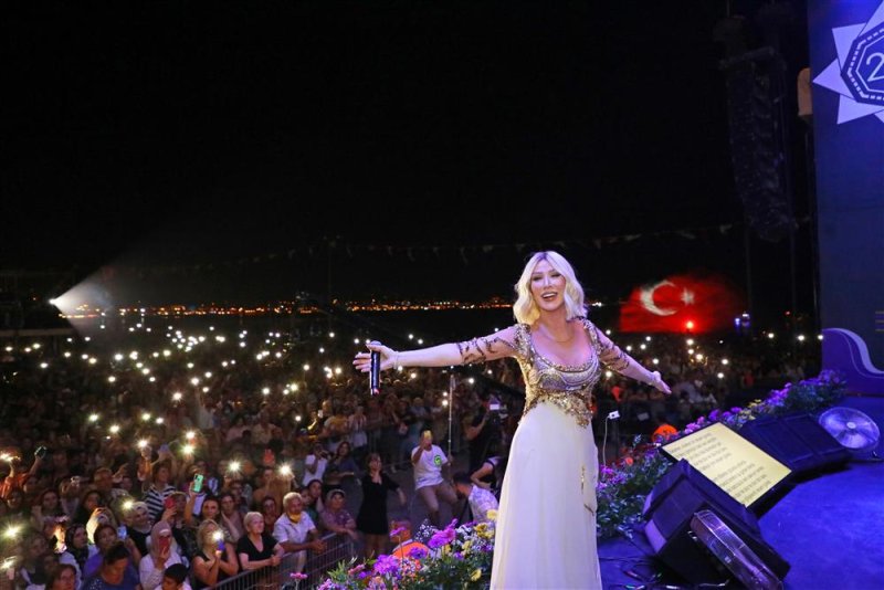 20. alanya uluslararası turizm ve sanat festivali’nin ilk gününde seda sayan’dan muhteşem konser