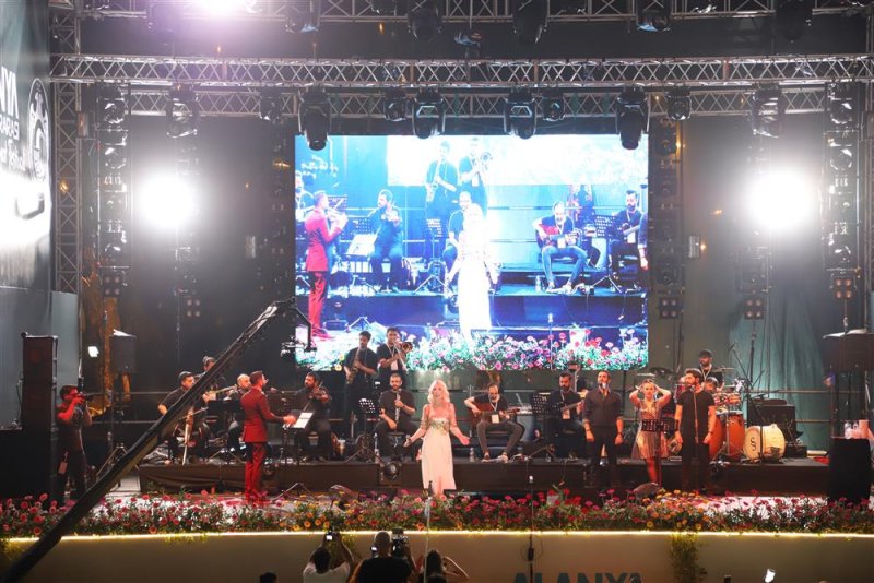 20. alanya uluslararası turizm ve sanat festivali’nin ilk gününde seda sayan’dan muhteşem konser