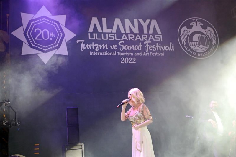 20. alanya uluslararası turizm ve sanat festivali’nin ilk gününde seda sayan’dan muhteşem konser