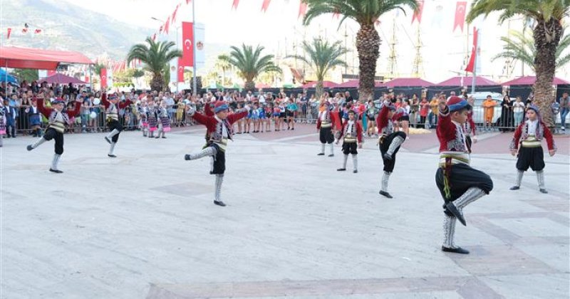 20. alanya uluslararası turizm ve sanat festivalinde  şelale meydanı etkinliklerle coştu