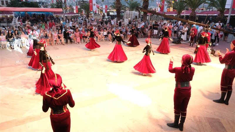 20. alanya uluslararası turizm ve sanat festivalinde  şelale meydanı etkinliklerle coştu