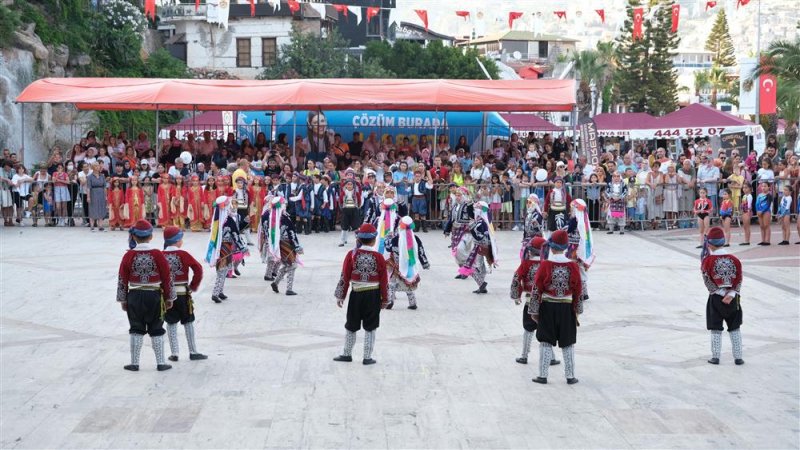 20. alanya uluslararası turizm ve sanat festivalinde  şelale meydanı etkinliklerle coştu