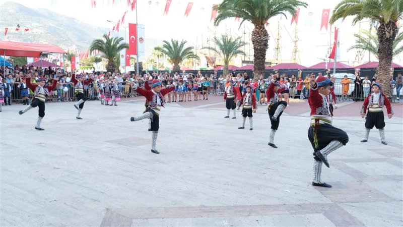 20. alanya uluslararası turizm ve sanat festivalinde  şelale meydanı etkinliklerle coştu