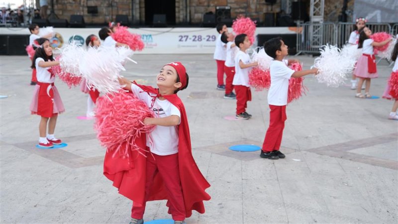 20. alanya uluslararası turizm ve sanat festivalinde  şelale meydanı etkinliklerle coştu