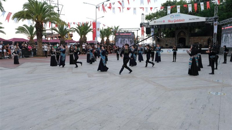 20. alanya uluslararası turizm ve sanat festivalinde  şelale meydanı etkinliklerle coştu