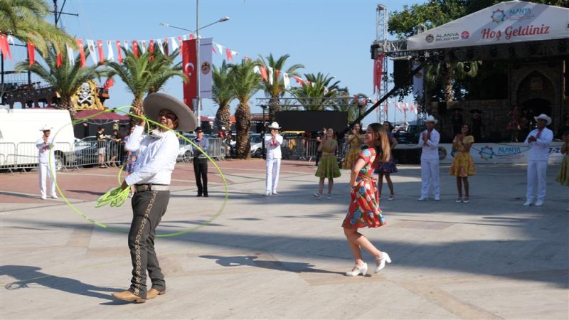 20. alanya uluslararası turizm ve sanat festivalinde  şelale meydanı etkinliklerle coştu