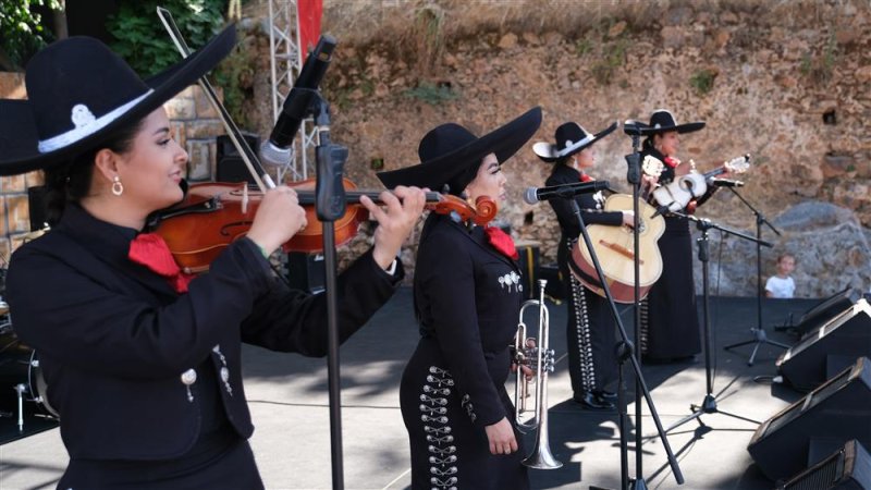 20. alanya uluslararası turizm ve sanat festivalinde  şelale meydanı etkinliklerle coştu