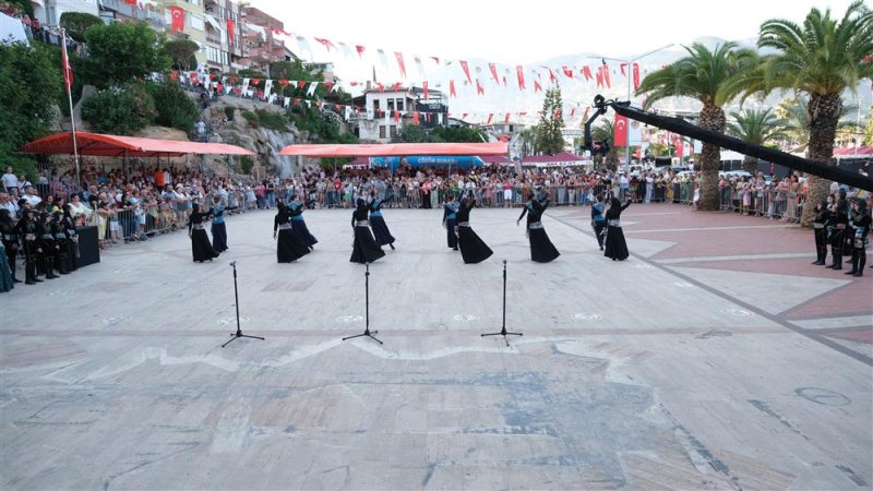 20. alanya uluslararası turizm ve sanat festivalinde  şelale meydanı etkinliklerle coştu