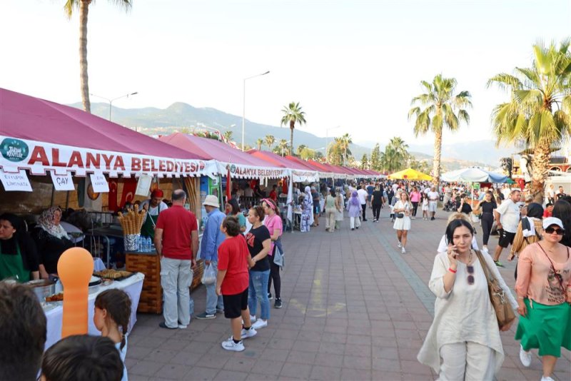 20. alanya uluslararası turizm ve sanat festivalinde stantlara yoğun ilgi