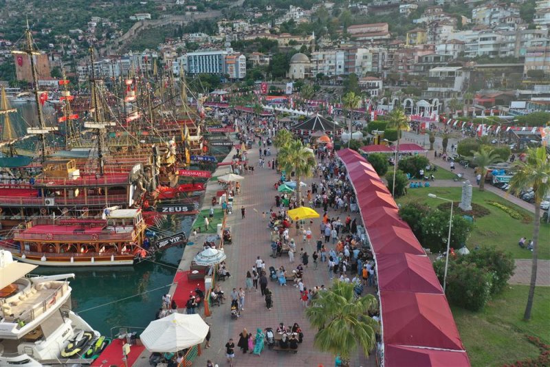 20. alanya uluslararası turizm ve sanat festivalinde stantlara yoğun ilgi