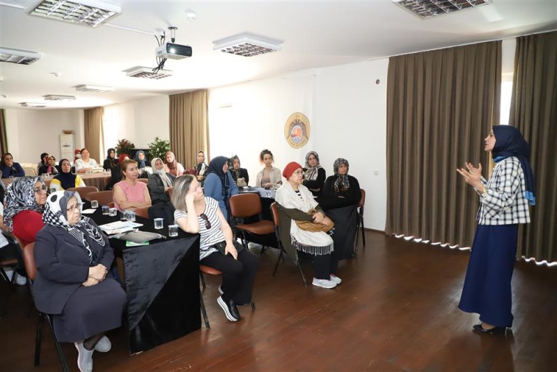 Aile içi iletişim ve sağlıklı yaşam seminerleri sürüyor