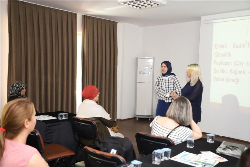 Aile içi iletişim ve sağlıklı yaşam seminerleri sürüyor