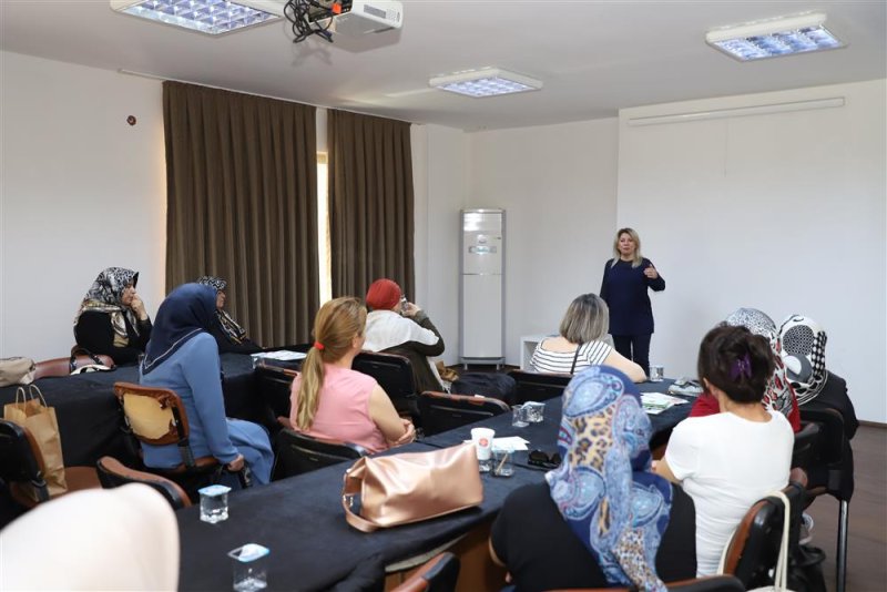 Aile içi iletişim ve sağlıklı yaşam seminerleri sürüyor