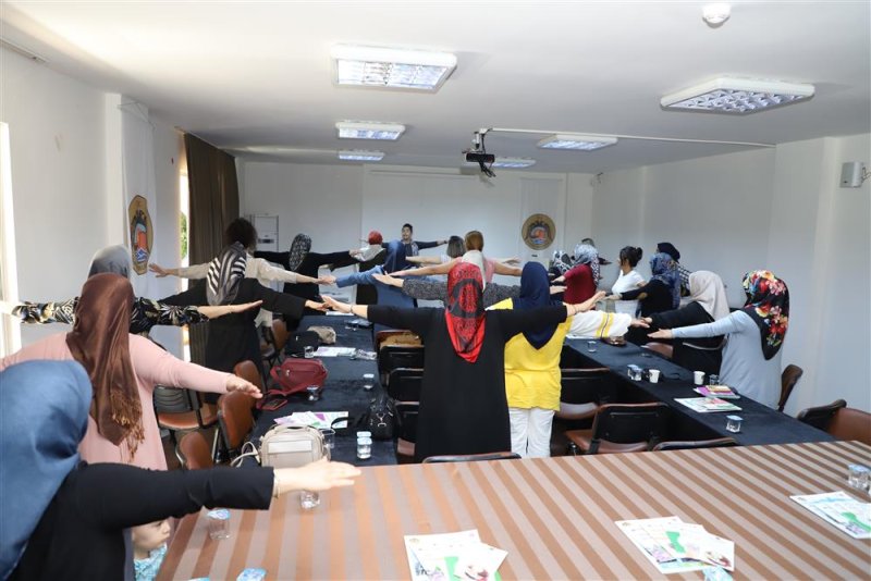 Aile içi iletişim ve sağlıklı yaşam seminerleri sürüyor