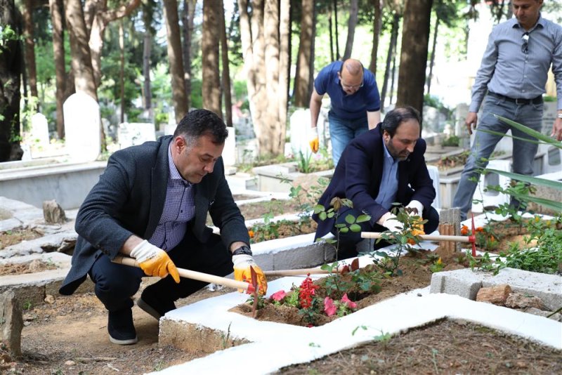 Başkan yücel’den şehitliğe ve kimsesizler mezarlığı’na ziyaret