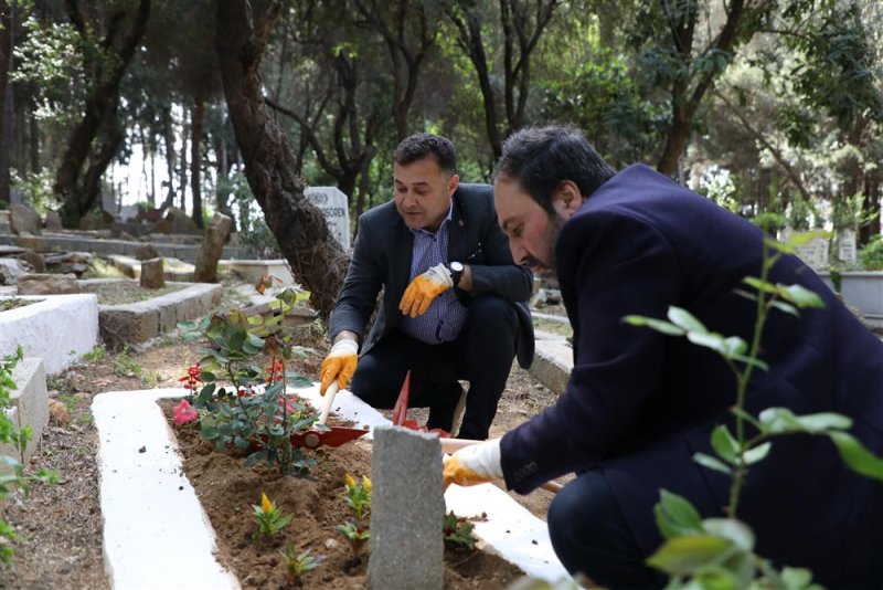 Başkan yücel’den şehitliğe ve kimsesizler mezarlığı’na ziyaret