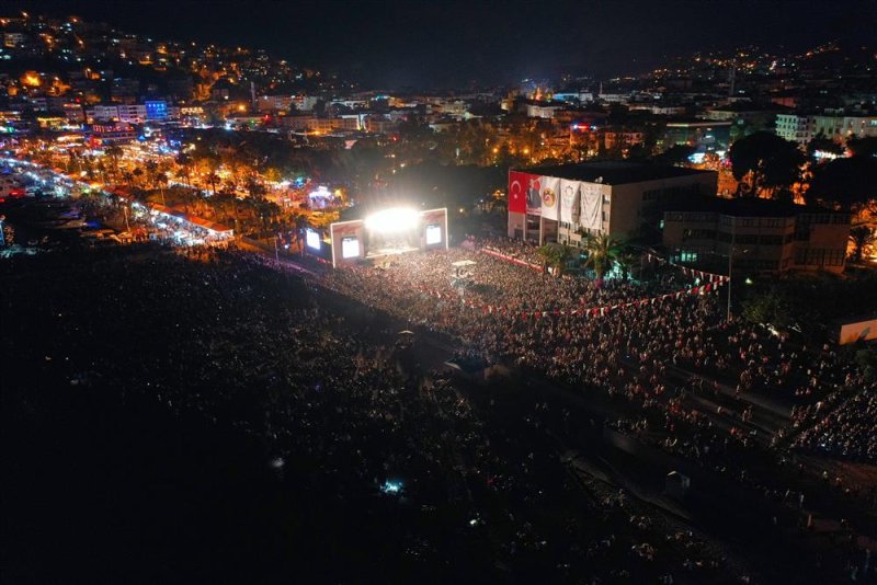 Festivalin son gününde zeynep bastık rüzgarı esti