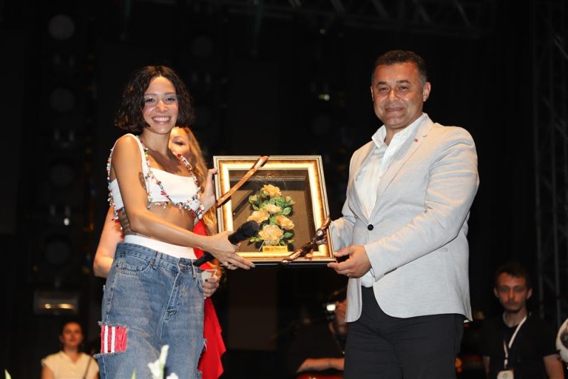 Festivalin son gününde zeynep bastık rüzgarı esti