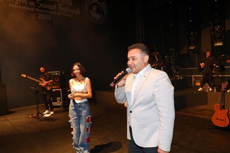 Festivalin son gününde zeynep bastık rüzgarı esti