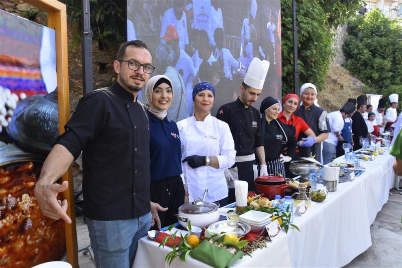 ‘gülüklü çorba’ yarışmasında profesyonel şefler kıyasıya yarıştı