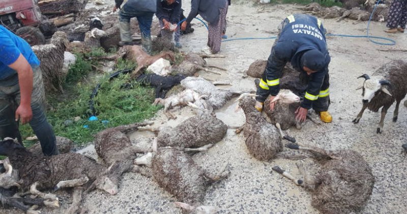 Korkuteli’nde Sağanak Yağış 2 Mahallede Su Baskınlarına Neden Oldu   Büyükşehir Ekipleri Vatandaşı Yalnız Bırakmadı