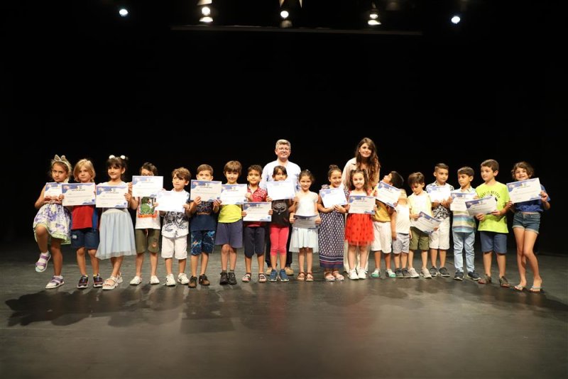 85 çocuk alanya belediyesi’nin düzenlediği yaratıcı drama kursundan mezun oldu