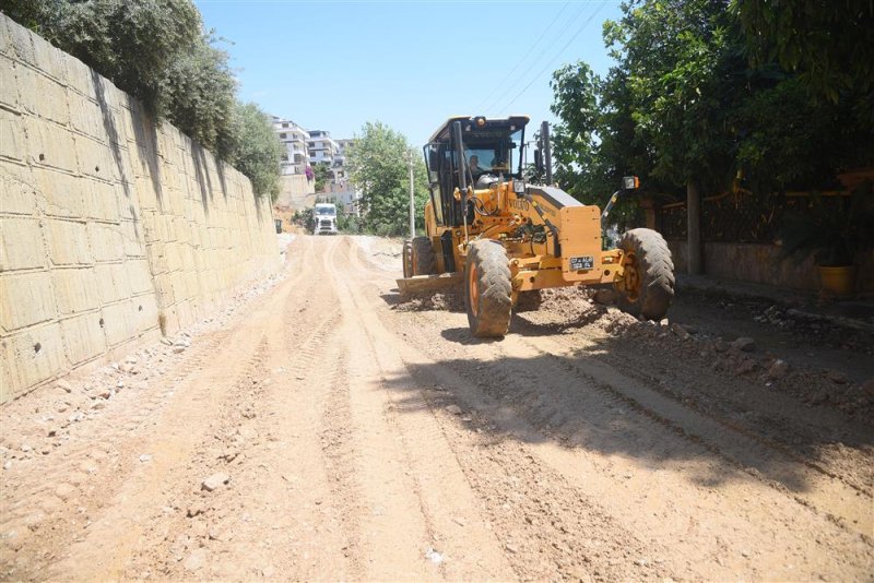 Alanya belediyesi sıcak asfalt çalışmasına mahmutlar’da devam ediyor