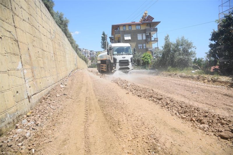 Alanya belediyesi sıcak asfalt çalışmasına mahmutlar’da devam ediyor