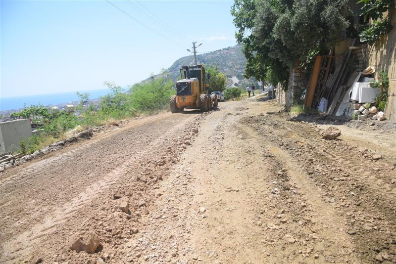 Alanya belediyesi sıcak asfalt çalışmasına mahmutlar’da devam ediyor