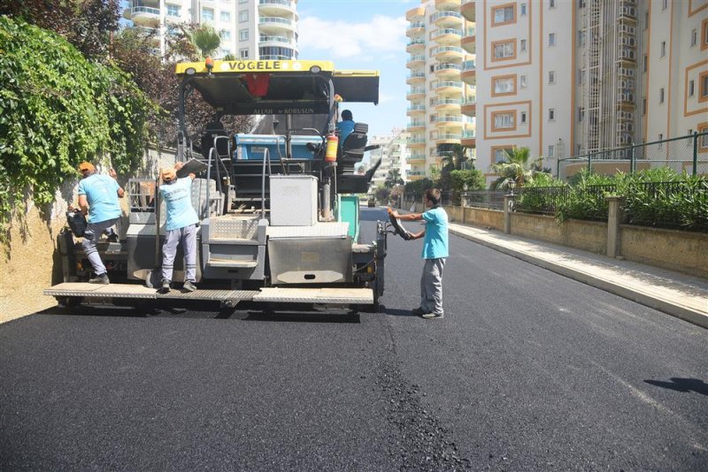 Alanya belediyesi sıcak asfalt çalışmasına mahmutlar’da devam ediyor