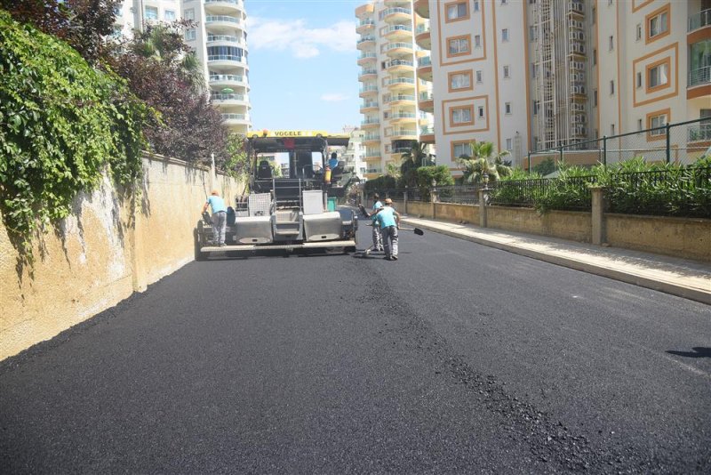 Alanya belediyesi sıcak asfalt çalışmasına mahmutlar’da devam ediyor