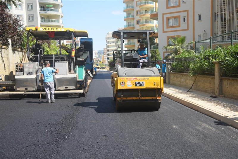 Alanya belediyesi sıcak asfalt çalışmasına mahmutlar’da devam ediyor