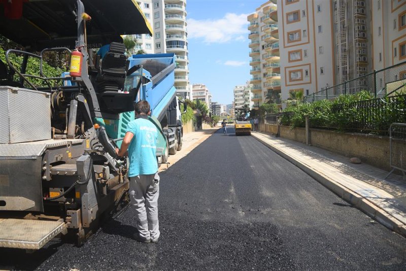 Alanya belediyesi sıcak asfalt çalışmasına mahmutlar’da devam ediyor