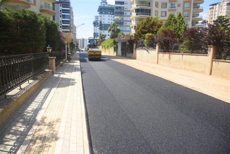 Alanya belediyesi sıcak asfalt çalışmasına mahmutlar’da devam ediyor