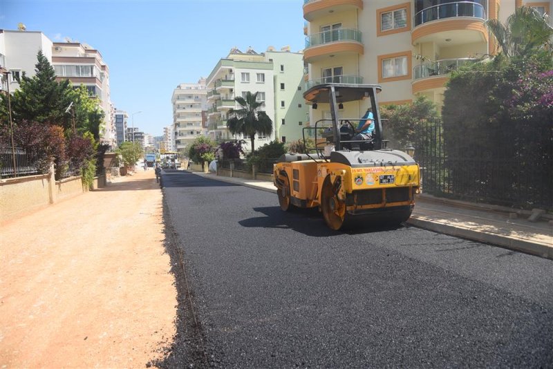 Alanya belediyesi sıcak asfalt çalışmasına mahmutlar’da devam ediyor