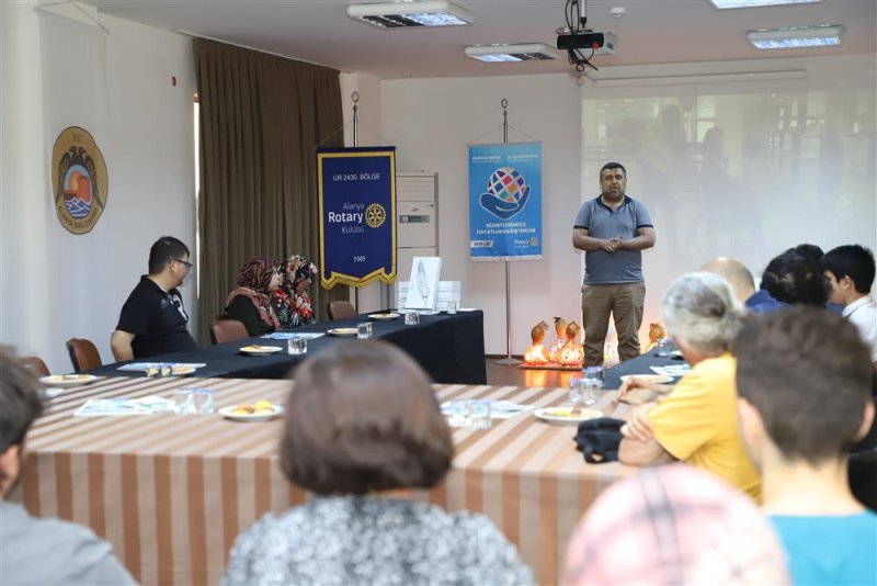 Alanya belediyesi ve rotary kulübü ortak proje ile görme engelli bireylere akıllı baston dağıttı